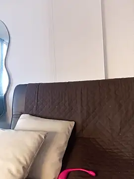 a Malgosia mako online show from 11/26/25, 07:04