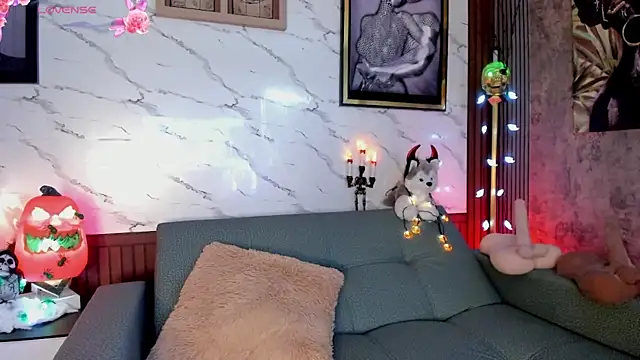 sarawolff online show from 10/22/25, 02:23