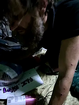 bearded cross online show from 12/19/25, 05:47