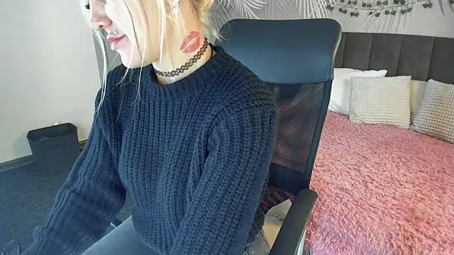 Kira Key online show from 10/18/25, 01:52