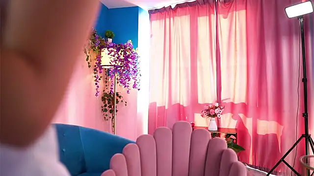 Snapshot of SaraMiretti chatting on 09/11/25, 07:08 SaraMiretti online show from 09/11/25, 07:08