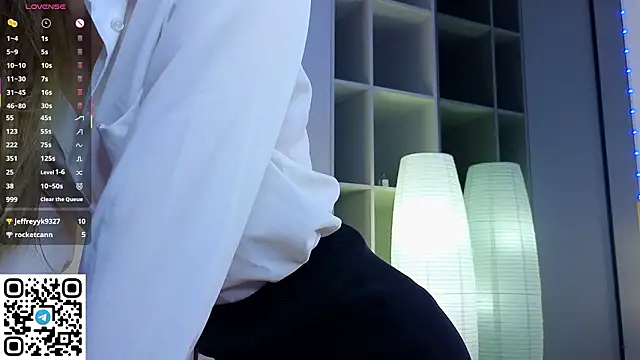 Quinavelle online show from 02/15/26, 07:51