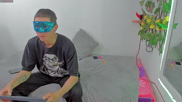 COUPLE25 33 online show from 11/28/25, 09:06