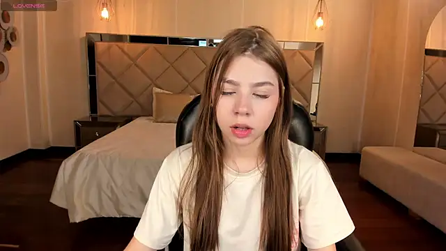 Snapshot of TiffannySins chatting on 12/21/25, 03:02 TiffannySins online show from 12/21/25, 03:02