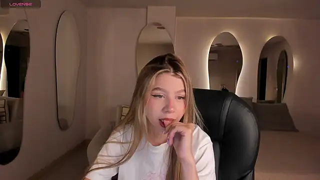 Snapshot of TiffannySins chatting on 05/27/26, 03:03 TiffannySins online show from 05/27/26, 03:03