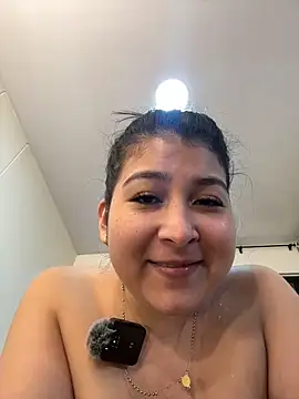 Snapshot of evelyn_1702 chatting on 02/16/26, 10:06 evelyn 1702 online show from 02/16/26, 10:06