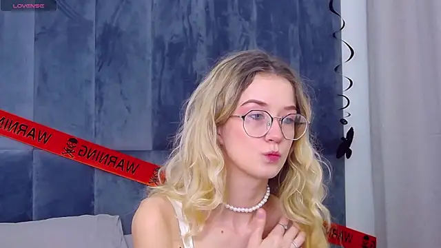 MaeLili online show from 10/29/25, 03:42