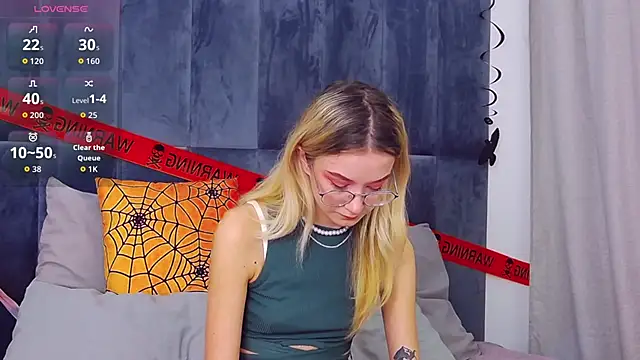 MaeLili online show from 10/30/25, 04:25