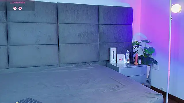 Slenna Moon online show from 12/16/25, 02:38