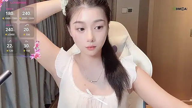 Snapshot of Makinghappymyself_ chatting on 11/17/25, 12:33 Makinghappymyself online show from 11/17/25, 12:33