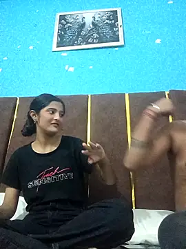 Snapshot of romantic_couple1 chatting on 09/15/25, 01:05 romantic couple1 online show from 09/15/25, 01:05