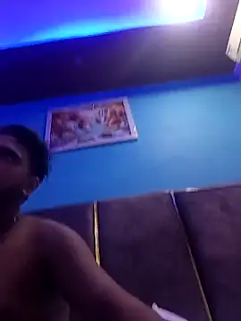 Snapshot of romantic_couple1 chatting on 09/18/25, 01:40 romantic couple1 online show from 09/18/25, 01:40