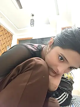 Snapshot of romantic_couple1 chatting on 10/11/25, 12:43 romantic couple1 online show from 10/11/25, 12:43