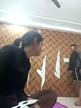 Snapshot of romantic_couple1 chatting on 11/23/25, 01:38 romantic couple1 online show from 11/23/25, 01:38