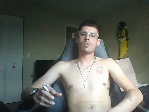 Snapshot of latinosatiro94 chatting on 09/30/25, 11:21 latinosatiro94 online show from 09/30/25, 11:21