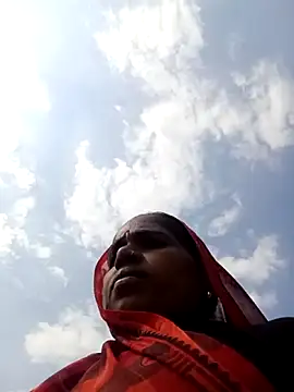 Snapshot of Hot-honi chatting on 10/13/25, 08:58 Hot-honi online show from 10/13/25, 08:58