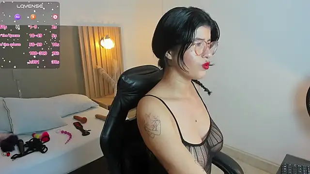 caroline 00403  online show from 10/01/25, 07:09