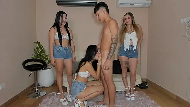 Snapshot of Goodlatin_girls chatting on 09/19/25, 01:07 Goodlatin girls online show from 09/19/25, 01:07