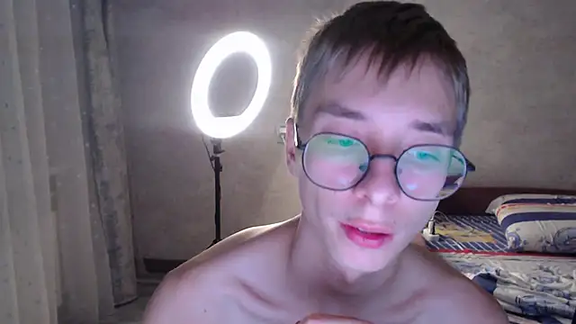 glasses cat online show from 11/11/25, 09:59