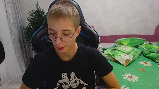 glasses cat online show from 12/05/25, 07:21