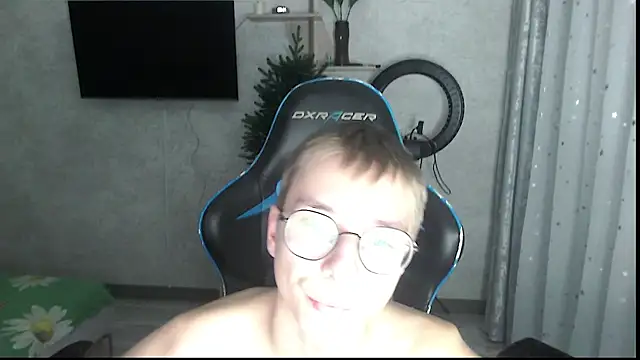 glasses cat online show from 01/09/26, 09:38