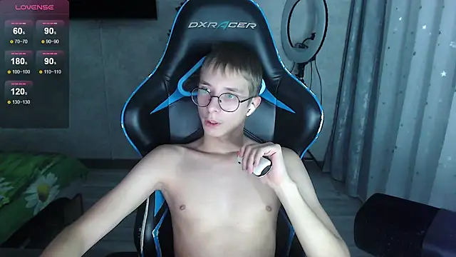 glasses cat online show from 01/15/26, 04:11