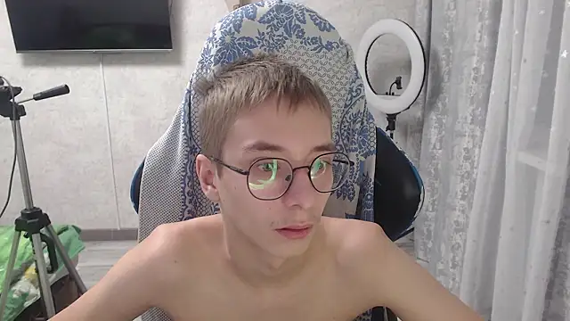 glasses cat online show from 03/02/26, 07:43