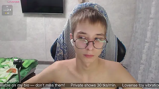 glasses cat online show from 03/11/26, 06:36