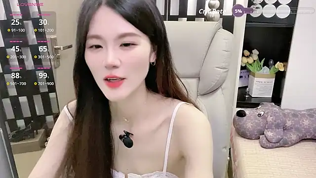 Snapshot of Yueyue-MM chatting on 04/19/26, 01:21 Yueyue-MM online show from 04/19/26, 01:21