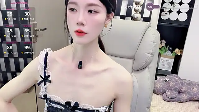 Snapshot of Yueyue-MM chatting on 04/28/26, 02:10 Yueyue-MM online show from 04/28/26, 02:10