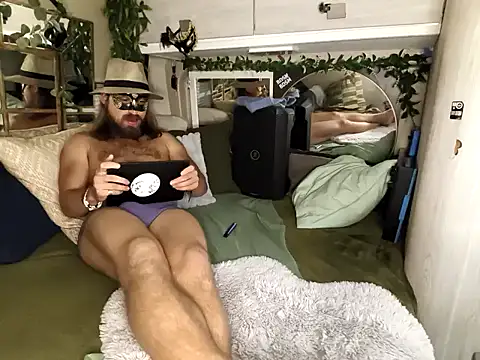 JuliCarl online show from 10/07/25, 08:39