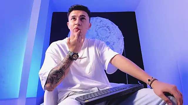 liaamsmiith  online show from 10/26/25, 12:55