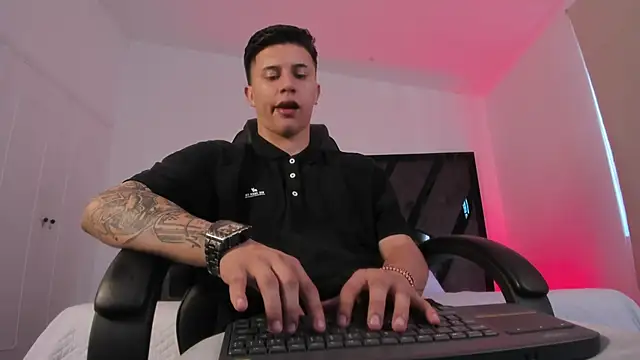 liaamsmiith  online show from 12/01/25, 12:10