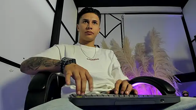 liaamsmiith  online show from 02/24/26, 12:36