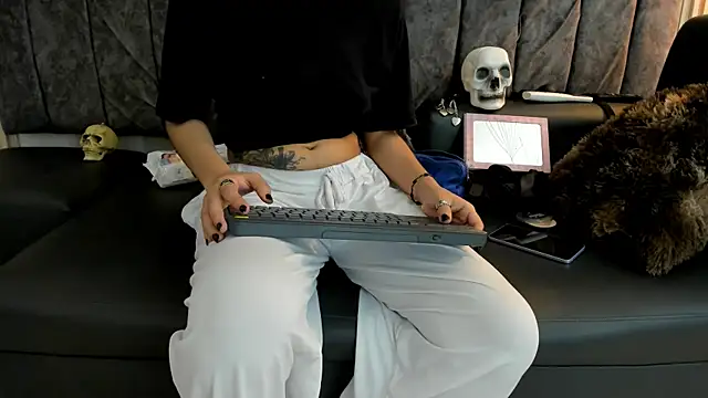 Snapshot of Rowan_Mills chatting on 09/17/25, 09:27 Rowan Mills online show from 09/17/25, 09:27