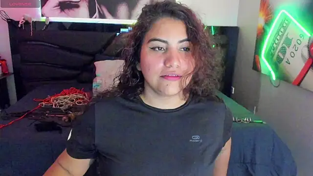 Snapshot of Sara_Bdsm_ chatting on 04/19/26, 04:17 Sara Bdsm online show from 04/19/26, 04:17