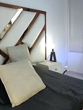 Niicolle Evanss online show from 04/15/26, 07:43