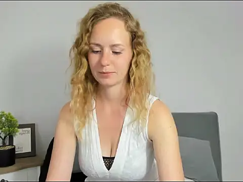 Snapshot of LyraHotty chatting on 09/11/25, 03:34 LyraHotty online show from 09/11/25, 03:34