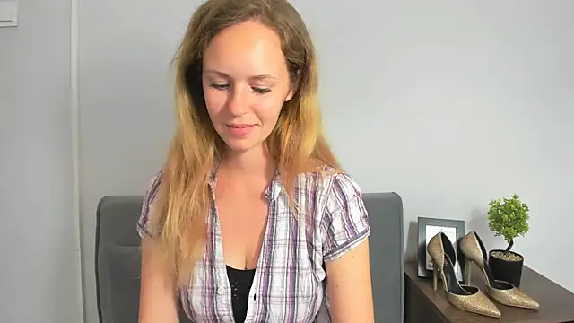 Snapshot of LyraHotty chatting on 09/26/25, 04:22 LyraHotty online show from 09/26/25, 04:22