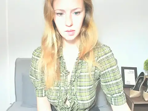 Snapshot of LyraHotty chatting on 10/18/25, 04:26 LyraHotty online show from 10/18/25, 04:26