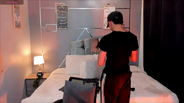 oliver mr  online show from 11/22/25, 08:08