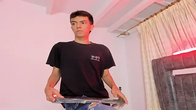 Snapshot of dylan_202520_ chatting on 10/07/25, 11:40 dylan 202520 online show from 10/07/25, 11:40