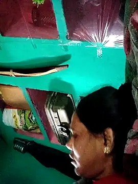 Snapshot of Pooja750 chatting on 03/01/26, 01:24 Pooja750 online show from 03/01/26, 01:24