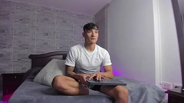 Snapshot of DavisFirb chatting on 10/10/25, 02:43 DavisFirb online show from 10/10/25, 02:43