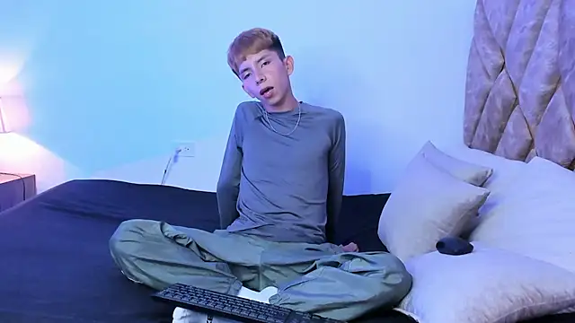 Hyunjin Son online show from 12/21/25, 03:52