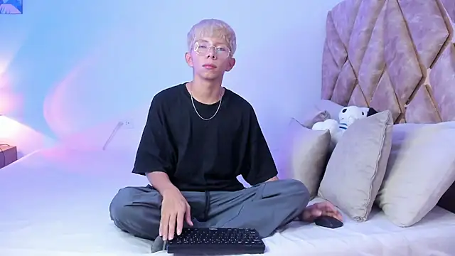 Hyunjin Son online show from 01/15/26, 07:50