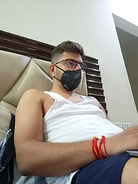 Snapshot of LoveGuruRA chatting on 10/08/25, 05:27 LoveGuruRA online show from 10/08/25, 05:27