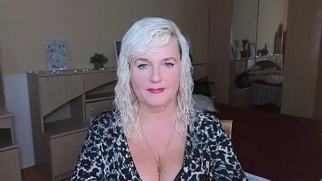 Snapshot of Vina_Vision chatting on 10/06/25, 10:12 Vina Vision online show from 10/06/25, 10:12