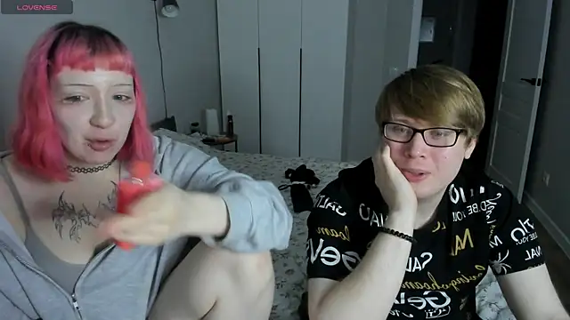 Snapshot of Couple_Molly chatting on 10/13/25, 05:35 Couple Molly online show from 10/13/25, 05:35