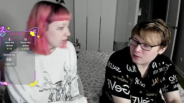 Snapshot of Couple_Molly chatting on 10/15/25, 04:51 Couple Molly online show from 10/15/25, 04:51